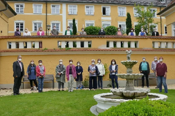 Die Hospizhelferinnen und Hospizhelfer der Initiative vor dem Heilbad Krumbad