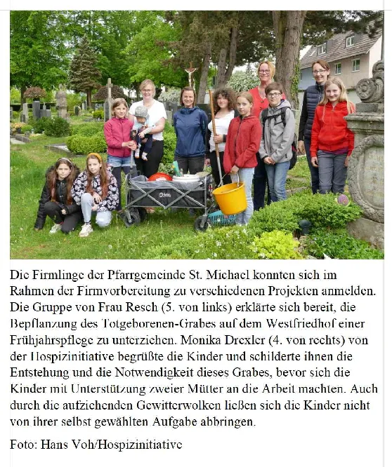 Firmlinge und Monika Drexler am Totgeborenen-Grab auf dem Westfriedhof